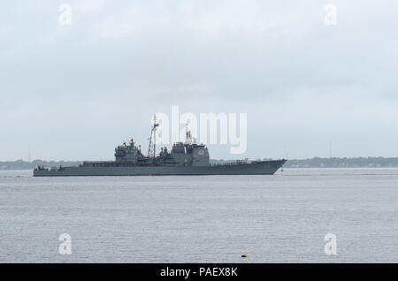 Virginia (22. Mai 2017) - Die geführte-missile Cruiser USS San Jacinto (CG56) fährt Naval Station Norfolk für Flotte Woche New York. Stockfoto