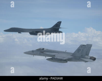 Meer (Feb. 14, 2017) ein B-1B Lancer von Andersen Air Force Base, Guam, und eine F/A-18E Super Hornet zugeordnet zu den "goldenen Drachen" der Streik Squadron (VFA) 192 fliegen Sie über den Flugzeugträger USS Carl Vinson (CVN 70). Das B-1 ist zur Unterstützung des US Pacific Command kontinuierliche Bomber Präsenz (CBP) Mission eingesetzt. Seit 2004 hat die CBP-Missionen werden von der US Air Force Bomber wie die B-1, B-52 Stratofortress und B-2 Spirit, um non-stop-Stabilität und Sicherheit in der Indo-Asia-Pazifik-Region zur Verfügung zu stellen. Die Carl Vinson Carrier Strike Group ist auf einem westlichen Pazifik deploymen Stockfoto