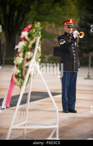 Ein hornist aus eigenen der U.S. Army Band "Pershing" spielt die Hähne während einer Kranzniederlegung mit Minister Predrag Matic, nicht abgebildet, Republik Kroatien Minister für Angelegenheiten der Veteranen, am Grab des Unbekannten Soldaten in Arlington National Cemetery, 30. April 2015, Arlington, Virginia Würdenträger aus aller Welt zahlen Hinsicht den auf dem Arlington National Cemetery in mehr als 3000 feiern jedes Jahr begraben. Stockfoto