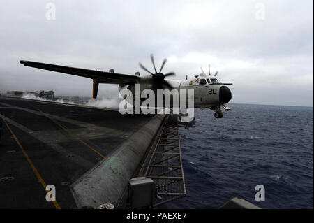 Ozean (April 28, 2013) eine C-2A Greyhound von den Anbietern des Fleet Logistics Combat Support Squadron (VRC) 30 Starts aus dem Flight Deck an Bord der Flugzeugträger USS John C Stennis (CVN 74). Die John C Stennis Carrier Strike Group, bestehend aus John C Stennis, Carrier Air Wing (Cvw) 9 Destroyer Squadron 21 und die Geführten-missile Cruiser USS Mobile Bay (CG53), ist von einer 8-monatigen Einsatz in die USA 5. und 7 Flotte Verantwortungsbereiche. Stockfoto