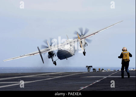 Ozean (April 28, 2013) eine C-2A Greyhound von den Anbietern des Fleet Logistics Combat Support Squadron (VRC) 30 Starts aus dem Flight Deck an Bord der Flugzeugträger USS John C Stennis (CVN 74). Die John C Stennis Carrier Strike Group, bestehend aus John C Stennis, Carrier Air Wing (Cvw) 9 Destroyer Squadron 21 und die Geführten-missile Cruiser USS Mobile Bay (CG53), ist von einer 8-monatigen Einsatz in die USA 5. und 7 Flotte Verantwortungsbereiche. Stockfoto