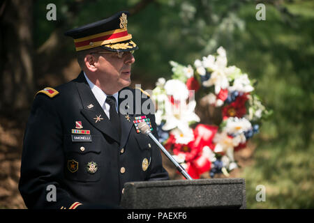 Colonel Joe A. Simonelli, Leiter der Personal auf dem Arlington National Cemetery, gibt Erläuterungen während einer Zeremonie zu Ehren der Hmong und Lao Bekämpfung der Veteranen am Denkmal Baum und Plakette in Arlington National Cemetery, 15. Mai 2015, Arlington, Virginia." Heute haben wir den Jahrestag der Weihe der Hmong und Lao bekämpfen Veteranen und ihre amerikanischen Berater memorial Tree und Plaque… dieses Ereignisses gedenken, ist eine starke Erinnerung an die Aktionen der Hmong, Lao und American Service Members, die zusammen als Verbündete während des Vietnam Krieges gekämpft", sagte Simonelli in seinen Ausführungen. Stockfoto