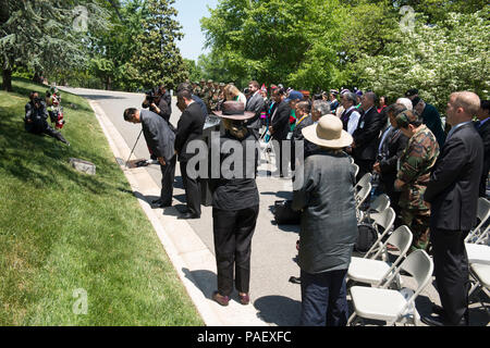 Die Teilnehmer machen die Plakette, Kranz und Memorial tree Bemerkungen während einer Zeremonie zu Ehren der Hmong und Lao Bekämpfung der Veteranen in Arlington National Cemetery, 15. Mai 2015, Arlington, Va. Die Plakette liest, im Teil, "in Erinnerung an den Hmong und Lao bekämpfen Veteranen und ihre amerikanischen Berater, die die Freiheit in Südostasien verursacht. Ihre patriotische Tapferkeit und Treue in der Verteidigung der Freiheit und der Demokratie wird nie vergessen werden." Stockfoto