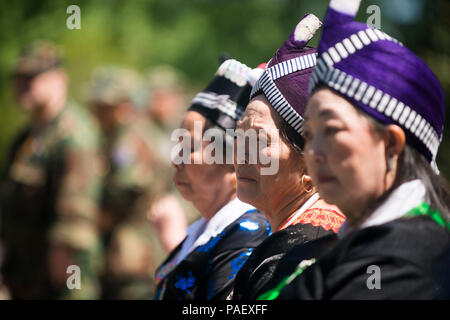 Die Teilnehmer hören Lautsprecher während einer Zeremonie zu Ehren der Hmong und Lao Bekämpfung der Veteranen am Denkmal Baum und Plakette in Arlington National Cemetery, 15. Mai 2015, Arlington, Virginia." Heute haben wir den Jahrestag der Weihe der Hmong und Lao bekämpfen Veteranen und ihre amerikanischen Berater memorial Tree und Plaque… dieses Ereignisses gedenken, ist eine starke Erinnerung an die Aktionen der Hmong, Lao und American Service Members, die zusammen als Verbündete während des Vietnam Krieges gekämpft", sagte Colonel Joe Simonelli, Leiter der Personal auf dem Arlington National Cemetery, nicht abgebildet, während seiner Ausführungen. Stockfoto