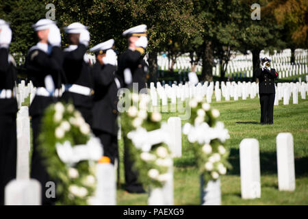 Ein hornist spielt Taps in Arlington National Cemetery, Arlington, Va., Nov. 12, 2015, während einer Zeremonie zu erinnern die 17 amerikanischen Matrosen bei dem Attentat auf die USS Cole getötet. U.S. Navy Commander Kirk S. Lippold, die während der Zeremonie sprach, die USS Cole zu der Zeit des Angriffs, die bei 11 geschah geboten: 18:00 Uhr Okt. 12, 2000. Stockfoto