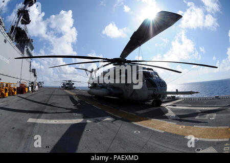 Ein CH-53E Super Stallion Hubschrauber zum Bügeleisen Pferde von schweren Marine Helicopter Squadron 461 zugeordnet sitzt auf dem Flugdeck des Multi-purpose Amphibisches Schiff USS Wasp LHD 1. WASP ist derzeit auf südlichen Partnerschaft Station Amphib mit Destroyer Squadron 40 und eine Zusammenarbeit im Bereich der Sicherheit Marine Air Ground Task Force eingesetzt. Südliche Partnerschaft Station ist ein Teil der Partnerschaft des Amerikas maritime Strategie, die sich auf Gebäude Interoperabilität und Zusammenarbeit in der Region konzentriert sich gemeinsamen Herausforderungen zu begegnen. Stockfoto