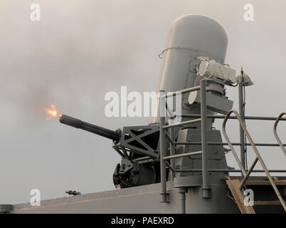 Meer (Feb. 4, 2013) eine neu installierte schließen - in Waffen System ist während einer Live-fire Übung an Bord USA 7 Flotte Flaggschiff USS Blue Ridge (LCC 19) abgefeuert, während das Schiff auf See die Versuche im Gange ist. Stockfoto