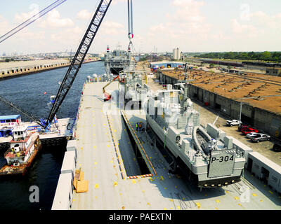 HOUSTON (9. Juni 2011) Kran lädt zwei US-Patrouillenboote auf die Maritime Administration bereit finden Kraft Roll-on/roll-off-Schiff MV Cape Dreifaltigkeit, die Military Sealift Command für einen Monat aktiviert - lange Reise von Houston nach Bahrain. Die Boote sind für den Gebrauch durch den Irakischen Marine die Küste der Nation zu patrouillieren und Ölplattformen zu schützen. Stockfoto