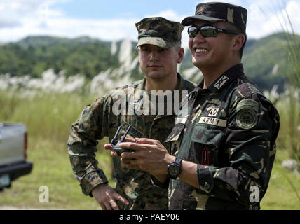 Us Marine Corps Kapitän David Murray, der Boden Liaison Officer mit der Gemeinsamen US Military Assistance Group, und der philippinischen Armee Maj. John Aling, mit der Gemeinsamen Befehl Training Center, betreibt eine unbemannte Überwachung am Oberst Ernesto S. Ravina Air Base, Philippinen am Okt. 2, 2017. Bilaterale Übungen wie KAMANDAG erhöhen die Fähigkeit der Vereinigten Staaten und den Philippinen zu schnell reagieren und gemeinsam während der realen Welt terroristische oder humanitären Krisen, um die Mission zu erfüllen, die Unterstützung der lokalen Bevölkerung und menschliches Leid zu mindern. Stockfoto