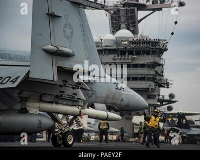 Ozean (10 Mai 2017) eine F/A-18E Super Hornet zugeordnet zu den "goldenen Drachen" von Strike Fighter Squadron (VFA) 192 bereitet aus der Nimitz-Klasse Flugzeugträger USS Carl Vinson (CVN 70). Die US-Marine hat die Indo-Asia - Pazifik routinemäßig für mehr als 70 Jahre patrouillierten die Förderung von Frieden und Sicherheit in der Region. Stockfoto