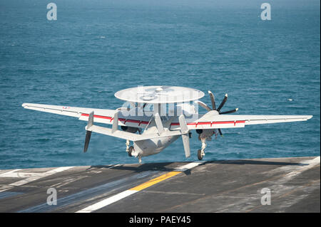 . Arabischen Golf (Jan. 14, 2014) Eine E2-C Hawkeye, zugeordnet zu den französischen Flugzeugträger FS Charles de Gaulle (R91), führt eine Touch-and-go-Landung auf dem Flugdeck der Flugzeugträger USS Harry S. Truman (CVN 75) während der Träger Qualifizierung Integration. Harry S. Truman, Flaggschiff der Harry S. Truman Carrier Strike Group, ist die Durchführung von Operationen mit Einheiten der Französischen Task Force 473 zugewiesenen Ebenen der Zusammenarbeit und Interoperabilität zu verbessern, die gegenseitige maritimen Fähigkeiten verbessern und fördern langfristige regionale Stabilität in den USA 5 Flotte Verantwortungsbereich. Stockfoto