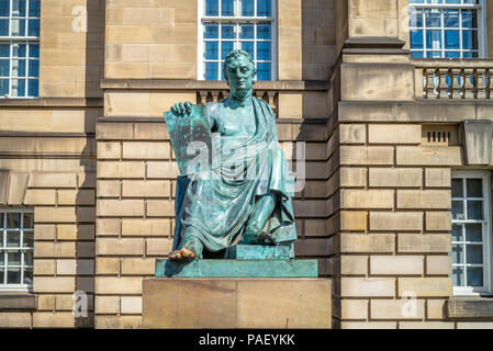 Statue des David Hume auf der Royal Mile in Edinburgh. Stockfoto