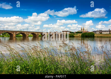 Regemortes Brücke am Fluss Allier, Regemortes Brücke, Moulins, Allier, Auvergne, Frankreich Stockfoto