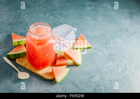 Frische kalte Wassermelone Drink mit Eis und Wassermelone auf blauen Tabelle. Nahaufnahme Stockfoto