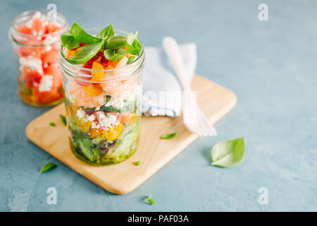 Lecker Salat mit Garnelen serviert im Glas auf dem Tisch. Bereit zu essen. Detox sauber Essen Konzept Stockfoto