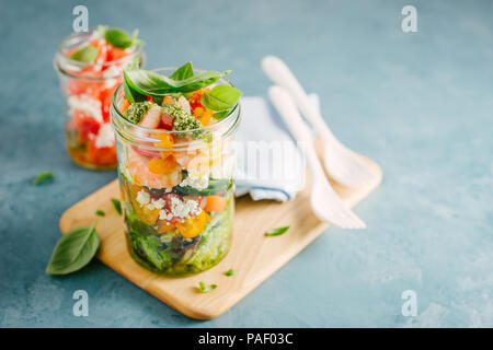 Lecker Salat mit Garnelen serviert im Glas auf dem Tisch. Bereit zu essen. Detox sauber Essen Konzept Stockfoto