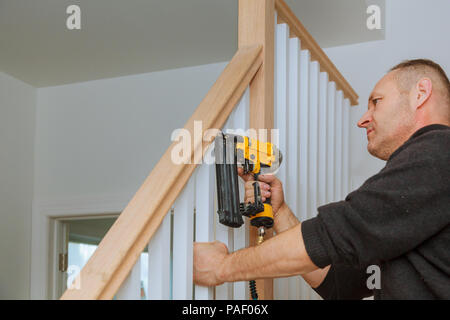 So installieren Sie eine Nageln die Geländer für Treppen mit einer Druckluftpistole Stockfoto