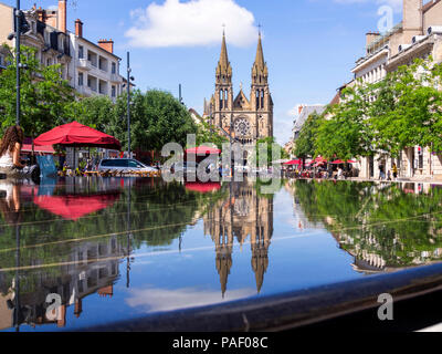 Platz von Allier (Place d'Allier.) und Kirche Sacré-coeur de Moulins Moulins, Allier Abteilung, Auvergne-Rh ône-Alpes, Frankreich Stockfoto