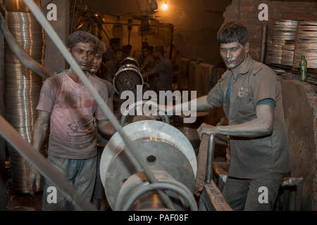 Dhaka, Bangladesch - Mai 04, 2016: Arbeitnehmer in einem Aluminium Topf arbeiten - kleine Fabrik in Dhaka. Menschen in Silber Anlagen der ovenpro beteiligt Stockfoto