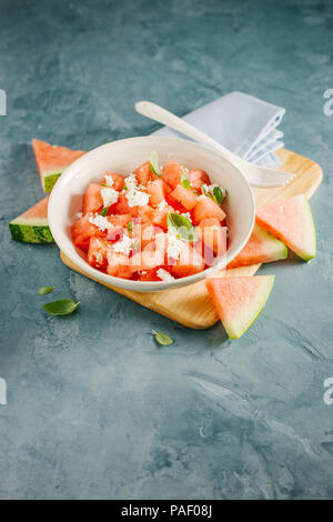 Frische leckere Sommer Salat mit Wassermelone und Feta Käse würfeln, Basilikum in der Schüssel. Serviert und bereit zu essen. Reinigen Detox Weight Loss Konzept Stockfoto