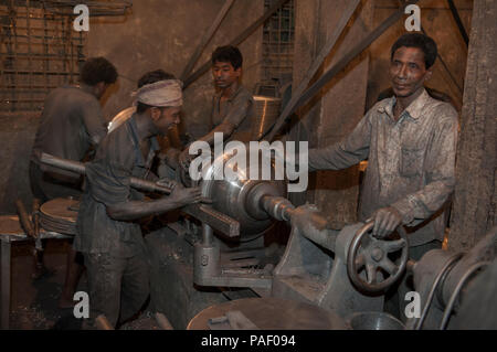 Dhaka, Bangladesch - Mai 04, 2016: Arbeitnehmer in einem Aluminium Topf arbeiten - kleine Fabrik in Dhaka. Menschen in Silber Anlagen der ovenpro beteiligt Stockfoto