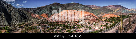 Panorama all die verschiedenen farbigen Berge in Purmamarca, Argentinien Stockfoto