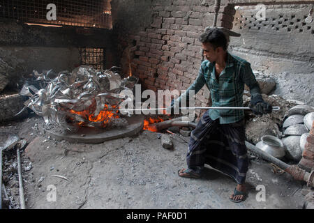 Dhaka, Bangladesch - Mai 04, 2016: Arbeitnehmer in einem Aluminium Topf arbeiten - kleine Fabrik in Dhaka. Menschen in Silber Anlagen der ovenpro beteiligt Stockfoto