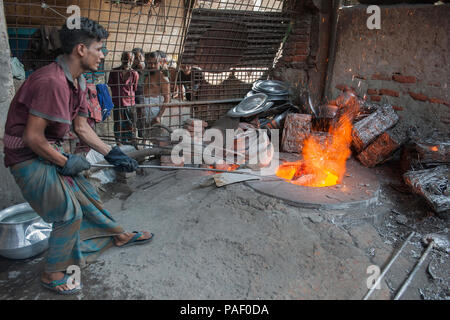 Dhaka, Bangladesch - Mai 04, 2016: Arbeitnehmer in einem Aluminium Topf arbeiten - kleine Fabrik in Dhaka. Menschen in Silber Anlagen der ovenpro beteiligt Stockfoto