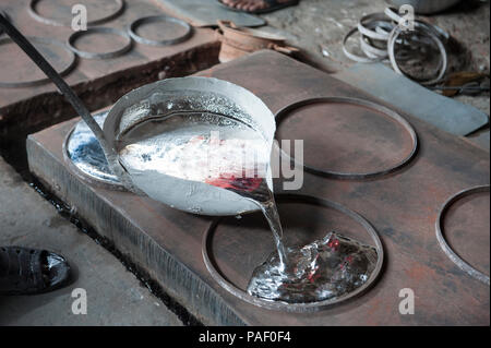 Dhaka, Bangladesch - Mai 04, 2016: Arbeitnehmer in einem Aluminium Topf arbeiten - kleine Fabrik in Dhaka. Menschen in Silber Anlagen der ovenpro beteiligt Stockfoto