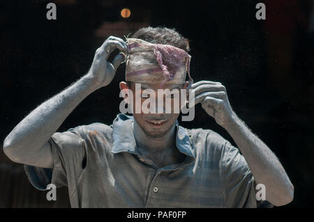 Dhaka, Bangladesch - Mai 04, 2016: Arbeitnehmer in einem Aluminium Topf arbeiten - kleine Fabrik in Dhaka. Menschen in Silber Anlagen der ovenpro beteiligt Stockfoto