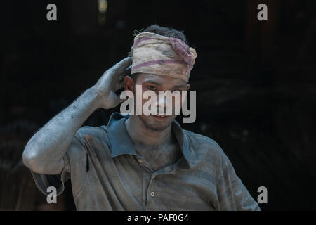 Dhaka, Bangladesch - Mai 04, 2016: Arbeitnehmer in einem Aluminium Topf arbeiten - kleine Fabrik in Dhaka. Menschen in Silber Anlagen der ovenpro beteiligt Stockfoto