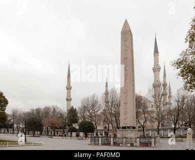 Der Obelisk von Theodosius und Minaretten der Blauen Moschee in Istanbul, Türkei Stockfoto