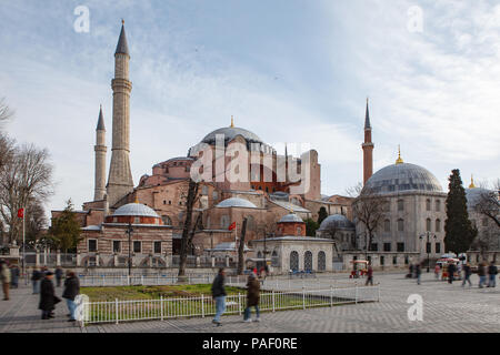 Hagia Sophia (Ayasofya Muzesi) in Istanbul, Türkei. Blick von Ayasofya Meydanı Stockfoto