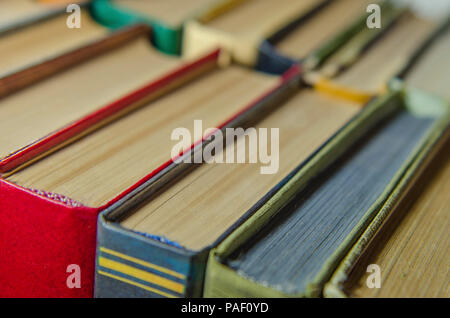 Ein Stapel von bunten Bücher auf dem Regal in eine Bibliothek oder ein Zimmer in der Nähe von Stockfoto