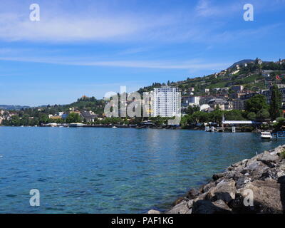 MONTREUX, Schweiz, Juli 2017: Alpine Riviera der Genfer See Landschaften von der Promenade an Schweizer europäische Stadt im Kanton Waadt mit klarem, blauem Stockfoto