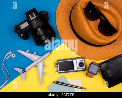 Hut, Kamera, Sonnenbrille, Flugzeug, Kopfhörer, Watch, Portemonnaie, Pen und Action Kamera Stockfoto