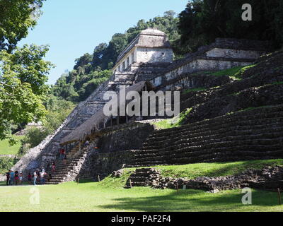 PALENQUE, MEXIKO, NORDAMERIKA auf Februar 2018: Gruppe von drei steinernen Pyramiden an antiken Maya-Stadt im Jungle Landschaften, grünen, tropischen Pflanzen und Stockfoto