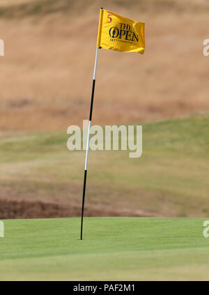 Der Wind weht die pin Flagge auf dem 5 Tag vier der Open Championship 2018 in Carnoustie Golf Links, Angus. Stockfoto