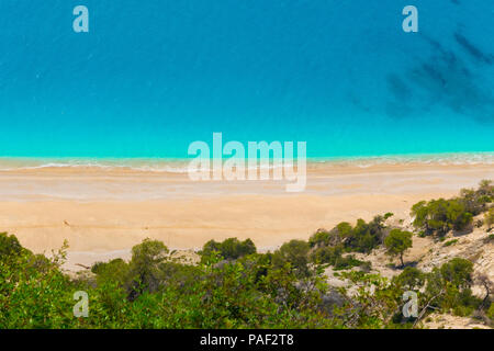 Antenne Blick von oben auf die Egremnoi Strand mit kristallklarem, türkisfarbenem Meer in Lefkada Insel in Griechenland Stockfoto