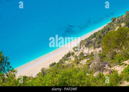 Antenne Blick von oben auf die Egremnoi Strand mit kristallklarem, türkisfarbenem Meer in Lefkada Insel in Griechenland Stockfoto