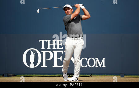 In Italien Francesco Molinari Stücke weg der 1 am Tag vier der Open Championship 2018 in Carnoustie Golf Links, Angus. Stockfoto