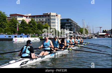 Newcastle vor ihren Wettlauf gegen Cambridge in der Power8-Sprints am Hafen von Bristol, Bristol. PRESS ASSOCIATION Foto. Bild Datum: Sonntag, 22. Juli 2018. Photo Credit: Simon Galloway/PA-Kabel Stockfoto