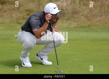 In Italien Francesco Molinari richtet einen Schlag am 2. Tag vier der Open Championship 2018 in Carnoustie Golf Links, Angus. Stockfoto