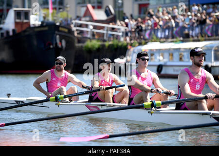 Cambridge vor dem Rennen gegen Newcastle während der Power8-Sprints am Hafen von Bristol, Bristol. PRESS ASSOCIATION Foto. Bild Datum: Sonntag, 22. Juli 2018. Photo Credit: Simon Galloway/PA-Kabel Stockfoto