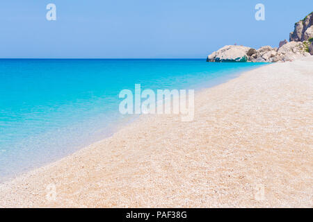 Kristallklare türkisfarbene Meer Wasser von einem Kieselstrand. Kathisma Beach in Lefkas ionische Insel in Griechenland Stockfoto