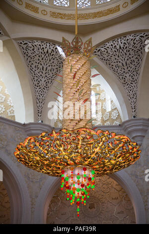 ABU DHABI, VAE - Oktober 16, 2017: das Innere der Sheikh Zayed Moschee in Abu Dhabi. Moschee von yusef Abdelki und eröffnete im Jahr 2007. Stockfoto