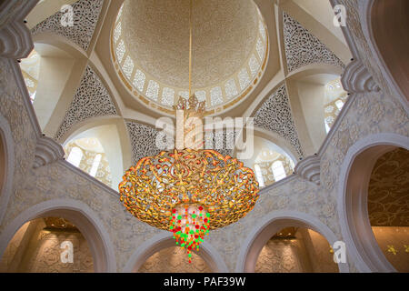 ABU DHABI, VAE - Oktober 16, 2017: das Innere der Sheikh Zayed Moschee in Abu Dhabi. Moschee von yusef Abdelki und eröffnete im Jahr 2007. Stockfoto