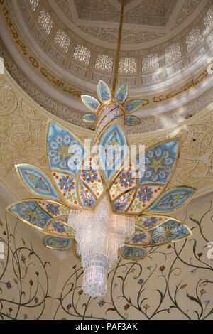 ABU DHABI, VAE - Oktober 16, 2017: das Innere der Sheikh Zayed Moschee in Abu Dhabi. Moschee von yusef Abdelki und eröffnete im Jahr 2007. Stockfoto