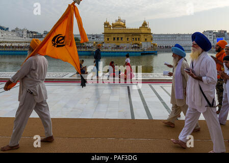 Gläubige mit Sikh-Turbanen marschieren in einer Prozession um den Goldenen Tempel in Amritsar, Sikh-Tempel Pujab Indien, Juni 2018 Stockfoto