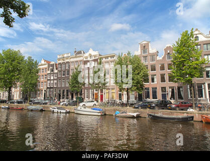 -Juli 10: Grachten der Stadt Amsterdam am 10. Juli 2016 in Amsterdam, Niederlande. Die historischen Grachten der Stadt umgeben von traditio Stockfoto